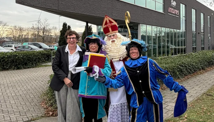 Sinterklaas op bezoek bij Intures!